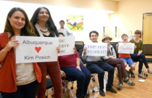 金的家人、朋友和同事都在庆祝他的成就。